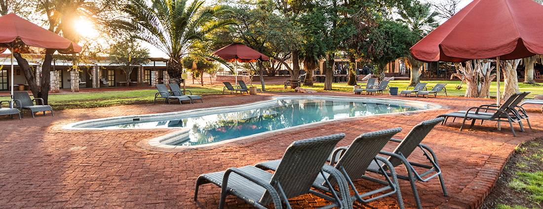 Kalahari Anib Lodge - Jardines y piscina