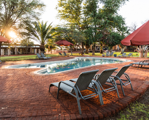 Kalahari Anib Lodge - Jardines y piscina