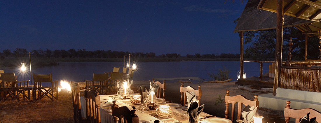 Cena frente al Zambezi - Old Mondoro Camp