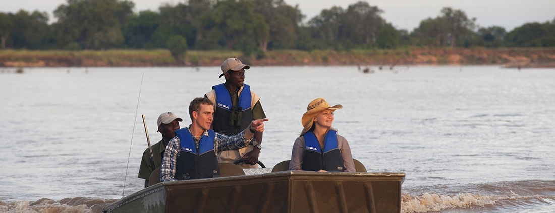 Safari en lancha en el río Luangwa