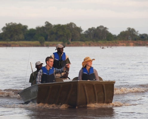 Safari en lancha en el río Luangwa