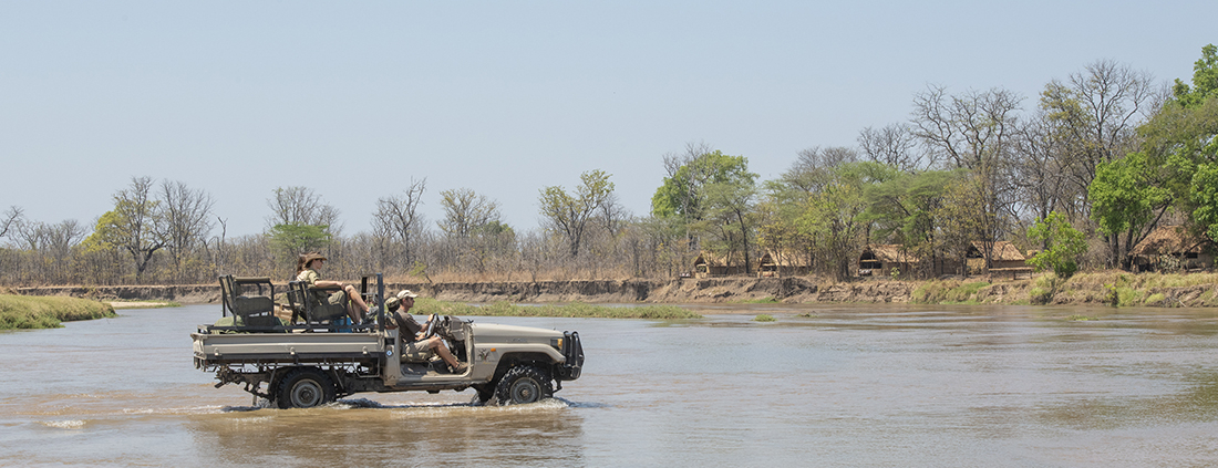 Mwaleshi Camp - Cruzando el río